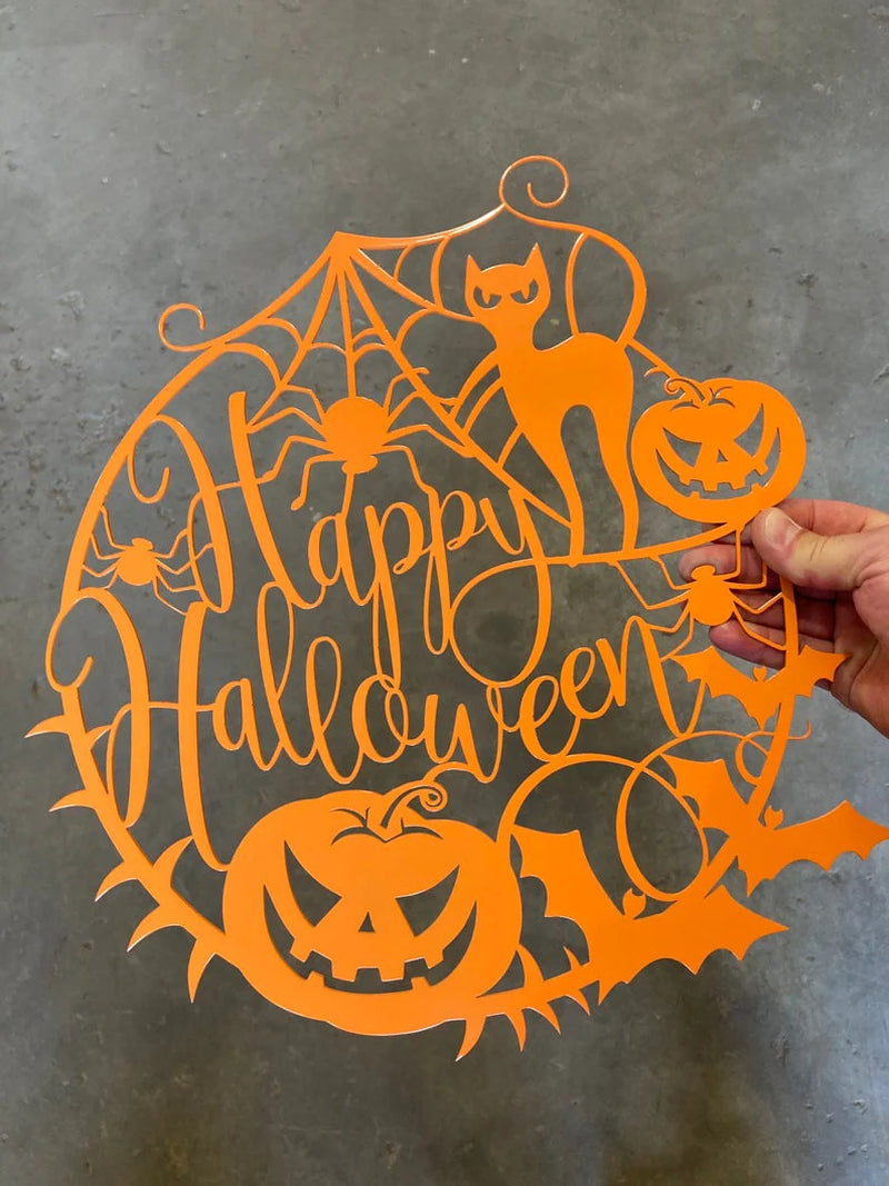 Decoración en metal para puerta con leyenda ‘Happy Halloween'