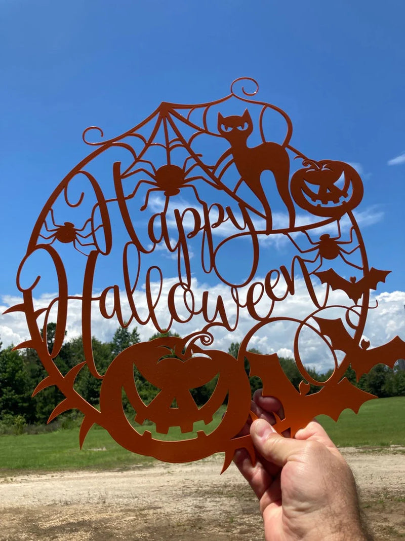 Decoración en metal para puerta con leyenda ‘Happy Halloween'